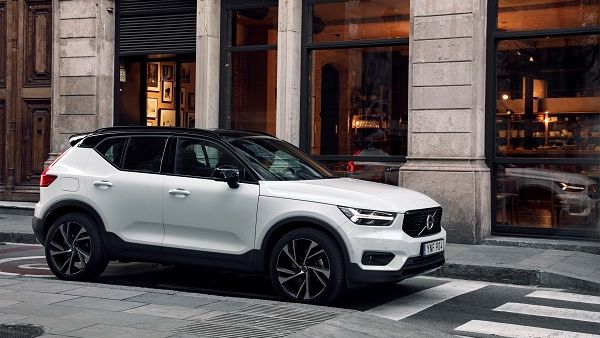 أرست XC40 معايير جديدة في فئتها، خصوصا الميزات المتعلقة بالتصميم والاتصال بالإنترنت وميزات السلامة التي تمنحها فولفو أهمية إضافية من خلال مساعيها بأن تكون واحدة من أكثر السيارات أمانا حول العالم.