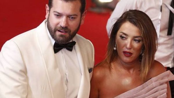 عمرو يوسف يعتدي بالضرب على عامل و السبب...