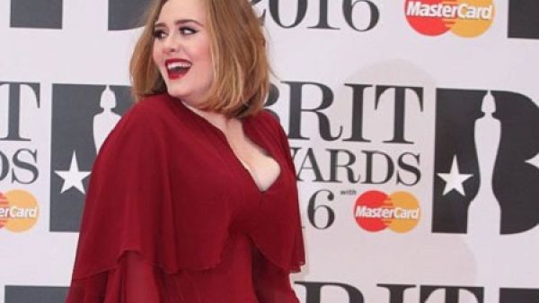 أديل تفوز بجائزة (بريت) لأفضل مغنية في 2016