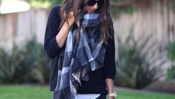 السكارف "الكاروهات" موضة شتاء 2018 (shutterstock.com)