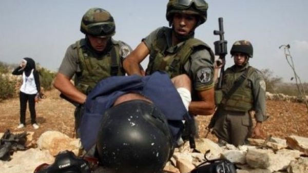 Israeli soldiers detain Palestinian photojournalist  (AFP/File Photo)	