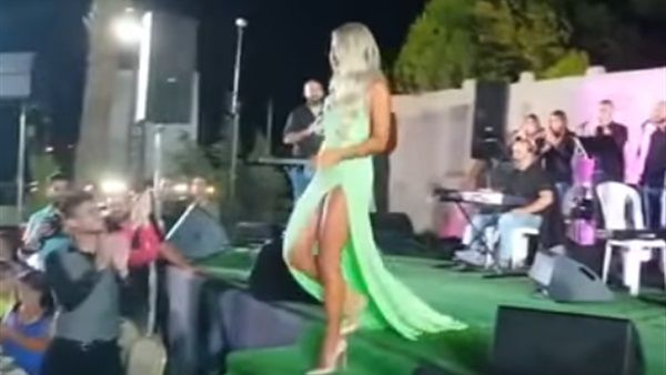 فتاة تتحرش بمايا دياب