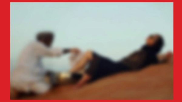 عارضة أزياء بأوضع مخلة بالزي العماني