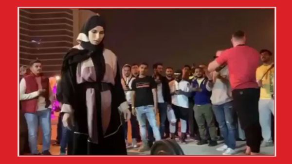 سعودية ترفع الأثقال في الشارع (twitter@)