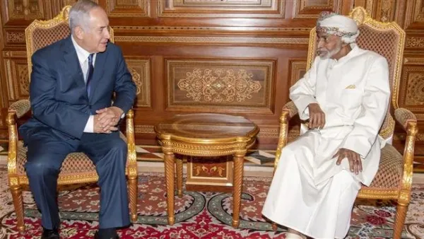 Israeli Prime Minister Benjamin Netanyahu on October 26, 2018 shows him (L) meeting with Oman's Sultan Qaboos in the Omani capital Muscat. (AFP/File)