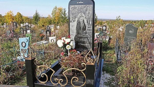 A dead Russian woman has been given a 5ft high tombstone in the shape of her favourite iPhone (dailymail)