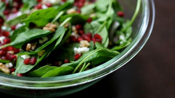 سلطة الرمان بالسبانـخ 