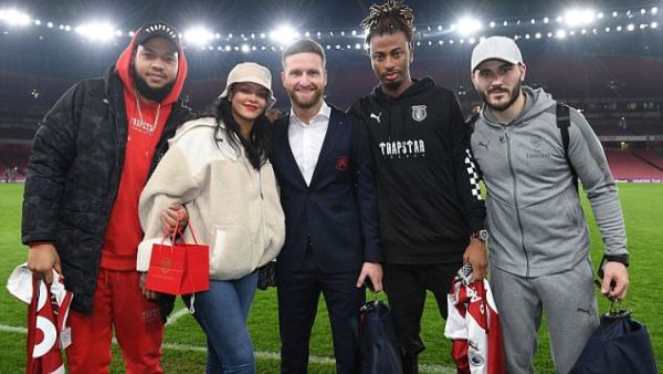 The brunette beauty posed arm-in-arm with the Arsenal players Shkodran Mustafi and Sead Kolašinac, as she brought her brother Rorrey along for the ride (Source: Arsenal FC via Getty Images)