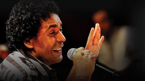 محمد منير يطمئن جمهوره على صحته 