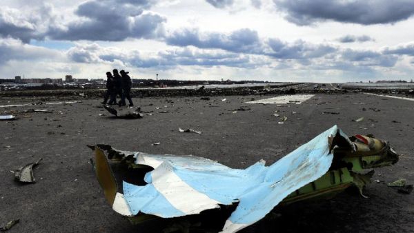 Russian Emergency Ministry rescuers examine the wreckage of the crashed plane at Rostov-on-Don airport on March 20, 2016. (AFP/Vasily Maximov)