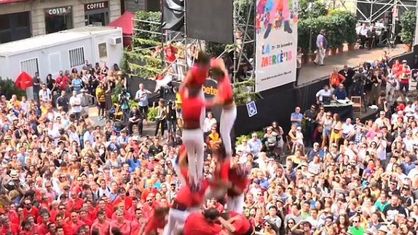 انهيار برج بشري في برشلونة (dailymail.co.uk) انهيار برج بشري في برشلونة (dailymail.co.uk)