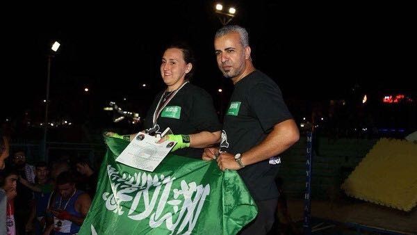 الملاكمة دونا الغامدي مع مدربها فؤاد الشامي في بطولة الأندية العربية الثامنة لرياضة "كيج بوكسينج" 