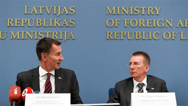 Latvia's Foreign Minister Edgars Rinkevics (R) and his British counterpart Jeremy Hunt give a press conference after their meeting in Riga, Latvia on August 15, 2018. (AFP photo)
