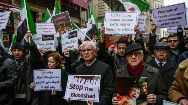 Protest against the ongoing Syrian government offensive in Eastern Ghouta in front of the Russian Embassy in Beirut (AFP/File Photo)
