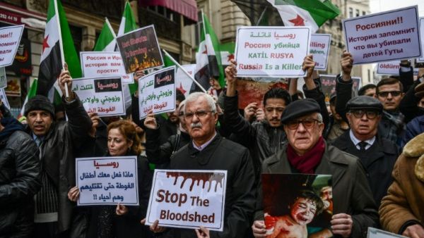 Protest against the ongoing Syrian government offensive in Eastern Ghouta in front of the Russian Embassy in Beirut (AFP/File Photo)