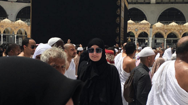 غادة عبدالرازق تؤدي مناسك العمرة