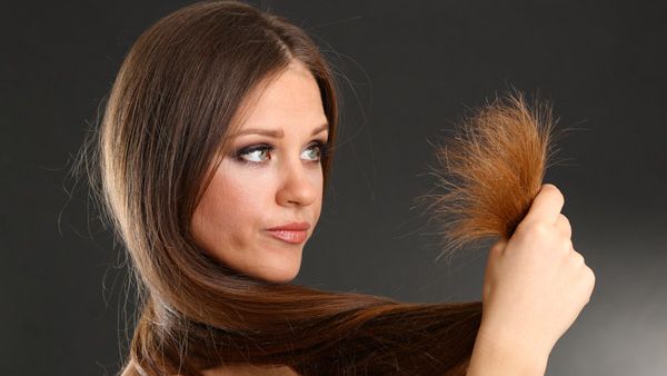 الإكثار من البلسم من العادات الخاطئة والتي تدمر الشعر