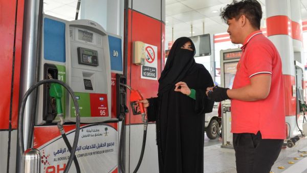 سعودية تعمل في محطة بنزين .. مصدر الصورة صحيفة عكاظ