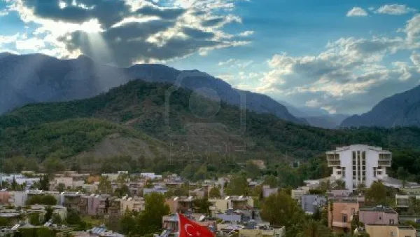 ألقت الشرطة الغاز المسيل للدموع لتفريق الجموع وإخلاء الساحة