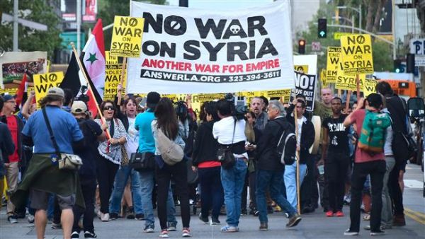 Demonstrators protest against U.S. airstrikes in Syria (AFP/File Photo)	