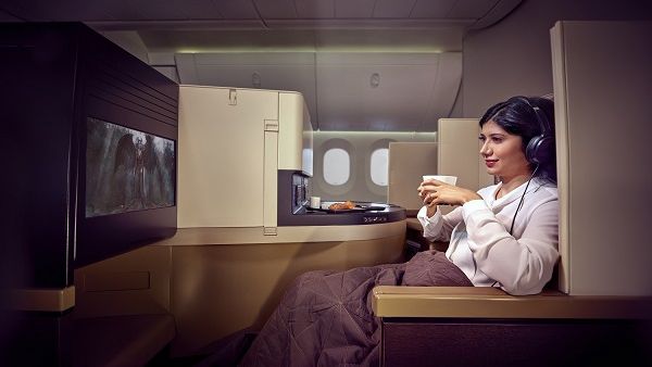 الطائرة بوينغ 787-9 دريملاينر المرتبة بنظام الدرجات الثلاث تتضمن 8 من أجنحة الدرجة الأولى الخاصة، و28 استوديو درجة رجال الأعمال، و199 مقعداً ذكياً بالدرجة السياحية.