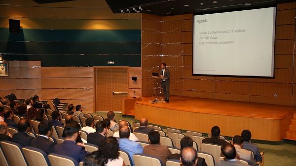 ناصر سريس، المدير العام لاتحاد مصارف الإمارات ورئيس مجموعة مستخدمي سويفت في الامارات، يتحدث في المنتدى.
