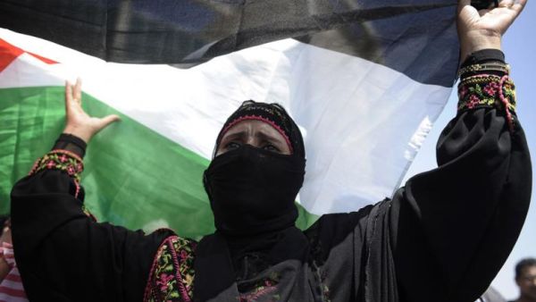 A Bedouin woman gestures during a demonstration against Israeli government's plans to relocate Bedouins in the Negev desert, on 15 July 2013 in the southern city of Beersheva. (AFP/David Buimovitch)