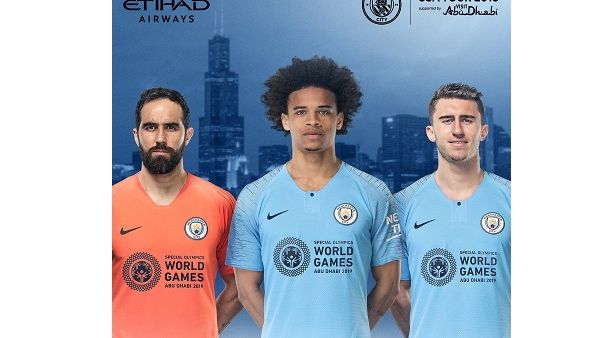 كلوديو برافو وليروي سين وأيميريك لابورتي من نادي مانشستر سيتي يرتدون قميص الأولمبياد الخاص للألعاب العالمية 2019.