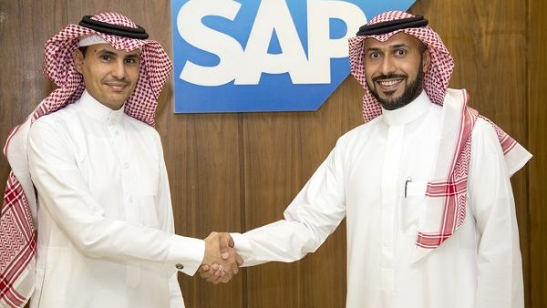 أحمد الفيفي، نائب أول للرئيس ومدير عام إس إيه بي في شمال منطقة الشرق الأوسط، وخالد الصالح، الرئيس التنفيذي لشركة إس إيه بي في المملكة العربية السعودية