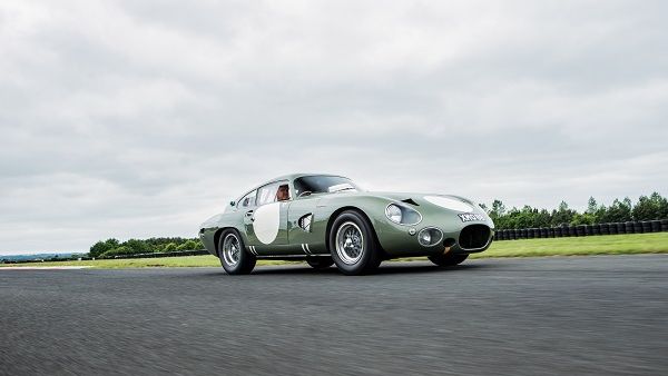 تعتبر سيارة DP215 النسخة الوحيدة والأكثر أهمية التي طورّها قسم Aston Martin Works.