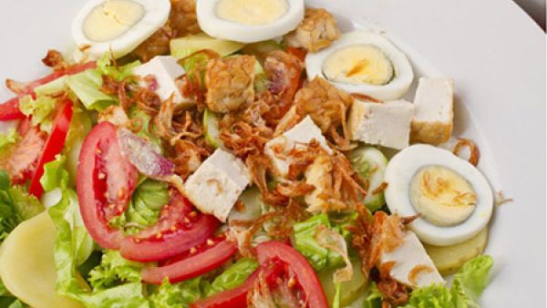سلطة الخضار الإندونسية (shutterstock.com)
