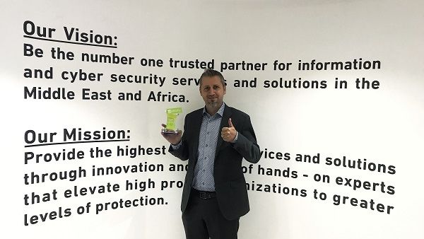 Stephan Berner, CEO at Help AG with the Palo Alto Networks award Stephan Berner, CEO at Help AG with the Palo Alto Networks award