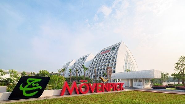 The hotel features 333 rooms and suites with the latest in-room technology.