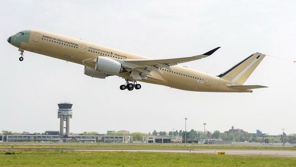 أكملت الطائرة والمزودة بمحركات رولز-رويس Trent XWB رحلة اختبارية قصيرة للتصديق على التعديلات الخاصة بهذا الطراز مقارنة بمعايير طائرة A350-900 المعتمدة.