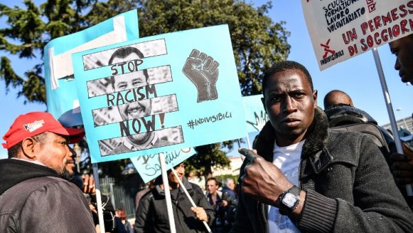 People, including employees of the country's social and reception centers and members of anti-racism associations, march during a demonstration against the government's social politics, its recent decree restricting the right to asylum, and against racism on November 10, 2018 in downtown Rome. 
Alberto PIZZOLI / AFP