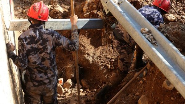Members of Jordanian rescue team search for missing persons following flash floods in the city of Madaba near the capital Amman on November 10, 2018. 
KHALIL MAZRAAWI / AFP