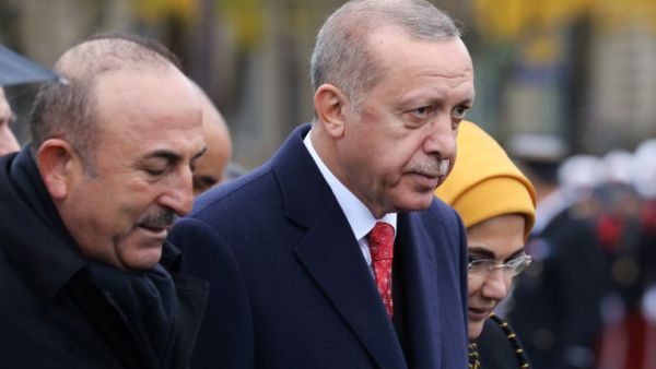 Turkish President Recep Tayyip Erdogan (R) and Turkish Foreign Minister Mevlut Cavusoglu (AFP)