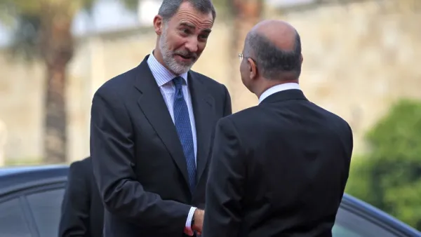 Iraqi President Barham Saleh (R) receives the King of Spain Felipe VI in the capital Baghdad (AFP)