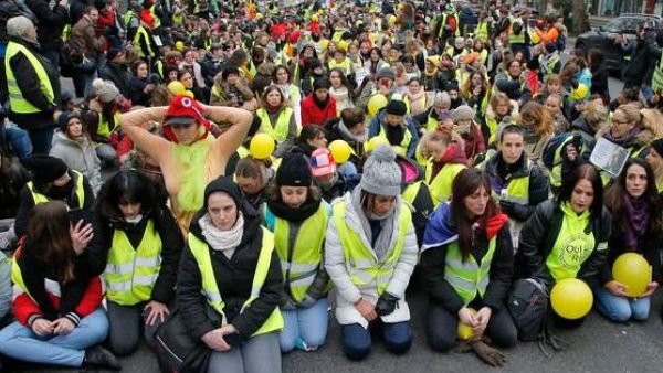 Several hundred women wearing Yellow Vests have marched through Paris (Twitter)