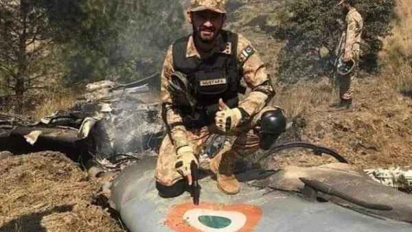 Pakistan soldier on the Indian warplane (Twitter)