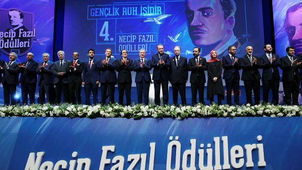 Legendary Turkish poet Necip Fazıl Kısakürek commemorated at award ceremony in Istanbul (Twitter)