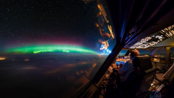 Jumbo jet pilot Christiaan van Heijst shares incredible pictures that he's taken from the cockpit (Twitter)