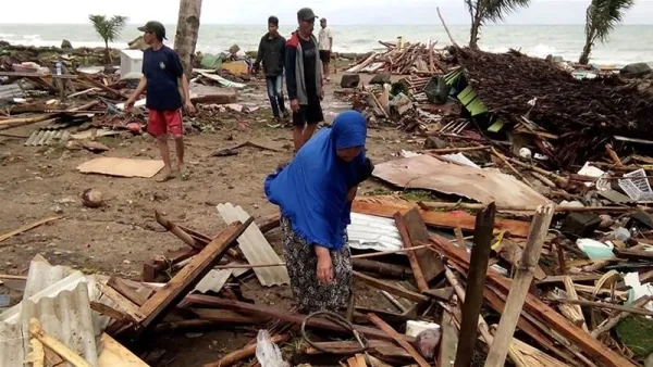 A tsunami kills at least 168  (Twitter)
