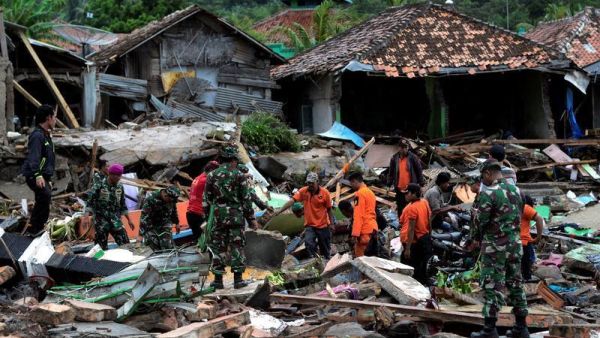 Rescuers using heavy machinery and their bare hands dig through rubble for survivors after Indonesian tsunami (Twitter)