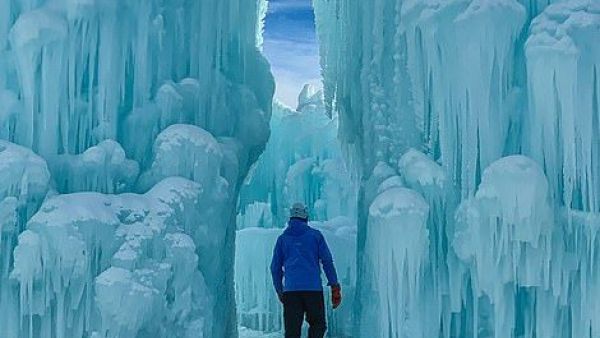 Frozen castles in William Hawrelak Park in Edmonton (J.Chowacki/Twitter)