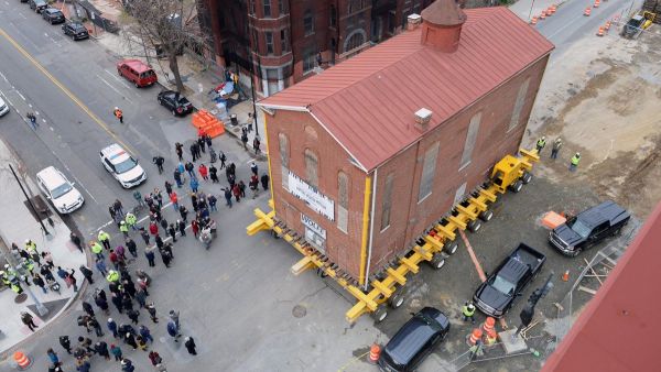 Workers move Adas Israel synagogue (Twitter)
