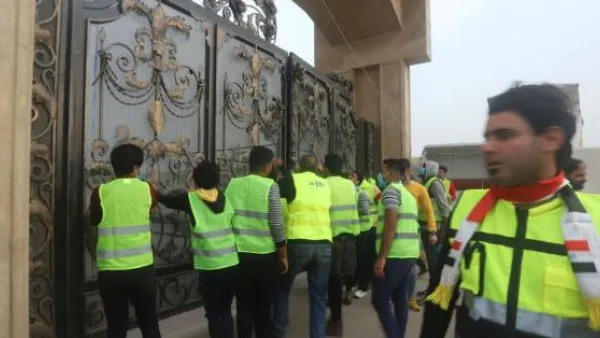 Iraqi protesters donned high visibility jackets in Basra  during demonstrations (Twitter)