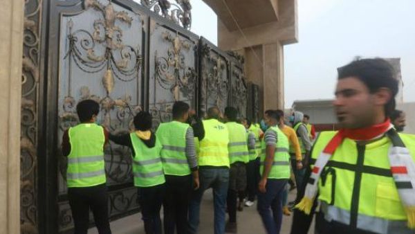 Iraqi protesters donned high visibility jackets in Basra  during demonstrations (Twitter)