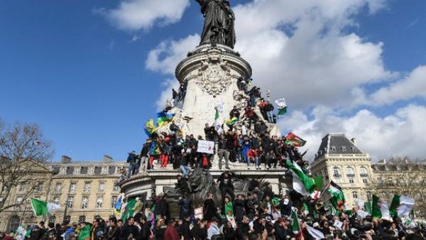 Algerian-origin protesters in Paris (Twitter)