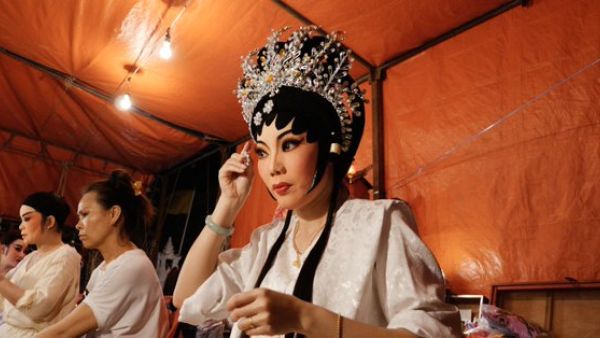 Chinese Opera Troupe  (Twitter)